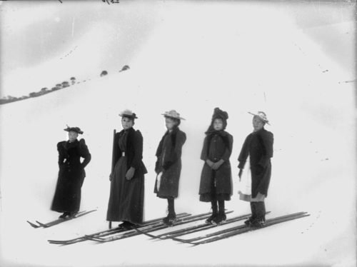 Old ski girls